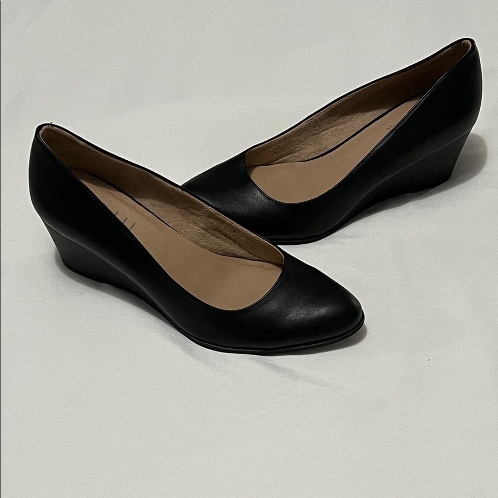 SOUL Naturalizer “Glimmer” Black Almond Toe Wedges- Like New